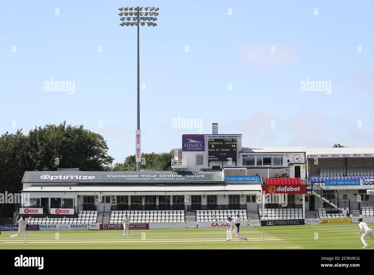 Hove, Royaume-Uni. 1er août 2020. George Garton, de Sussex, se battant devant le pavillon vide pendant la première journée du Trophée Bob Willis entre Sussex et Hampshire au 1er Central County Ground. Credit: James Boardman / Alamy Live News Banque D'Images