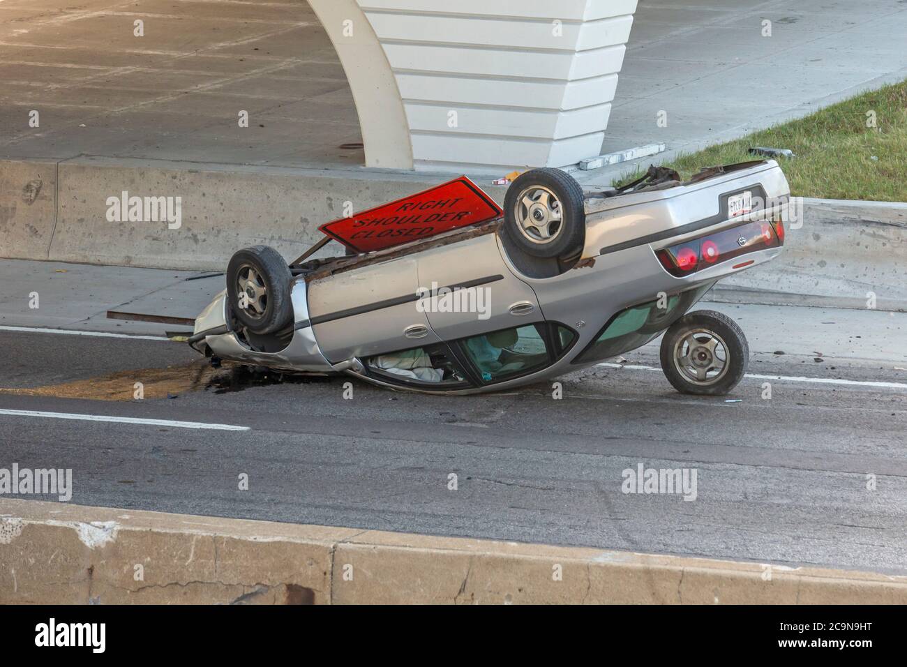 Detroit, Michigan - une voiture à l'envers qui s'est écrasée sur l'Interstate 94. Banque D'Images