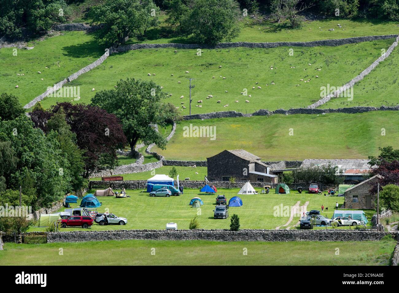 Campez dans un champ de fermiers à Kettlewell dans le parc national de Yorkshire Dales, Royaume-Uni. Banque D'Images