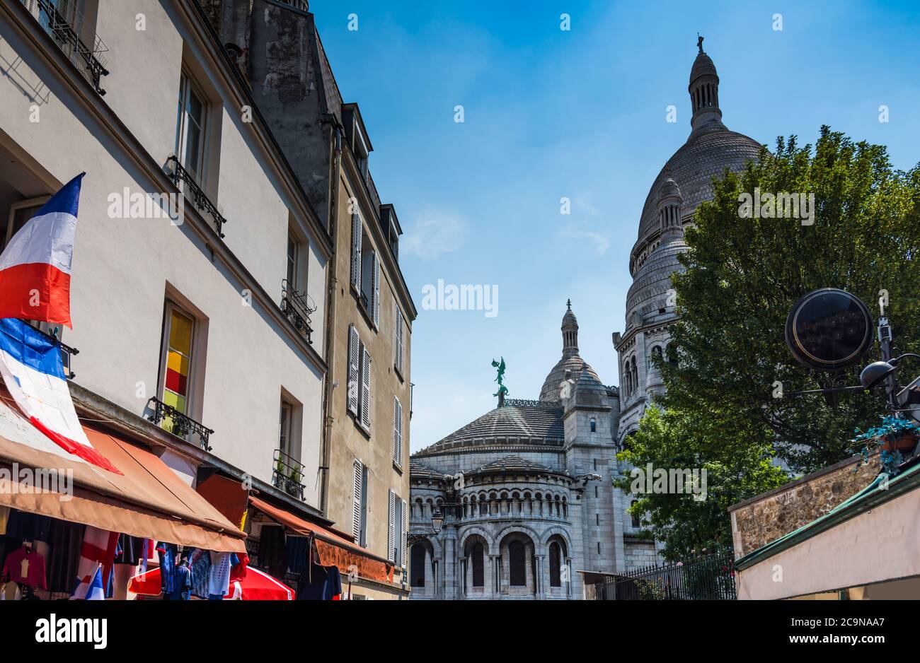 Ruelle étroite de Montmartre avec cathédrale du Sacré-cœur en arrière-plan. Paris, France Banque D'Images