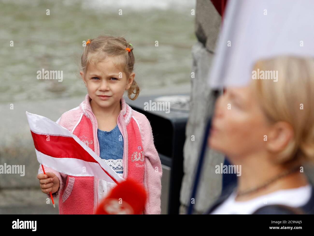 Kiev, Ukraine. 1er août 2020. Un gamin regarde tout en portant un drapeau biélorusse pendant la manifestation.plus de 100 jeunes, pour la plupart, se sont rassemblés sur la place de l'indépendance pour réclamer la libération de prisonniers politiques à Kiev, en Ukraine. Crédit : SOPA Images Limited/Alamy Live News Banque D'Images