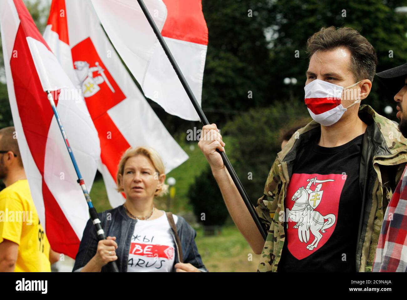 Kiev, Ukraine. 1er août 2020. Un manifestant détient un drapeau biélorusse tout en portant un masque facial pendant la manifestation.plus de 100 jeunes se sont rassemblés sur la place de l'indépendance pour réclamer la libération de prisonniers politiques à Kiev, en Ukraine. Crédit : SOPA Images Limited/Alamy Live News Banque D'Images