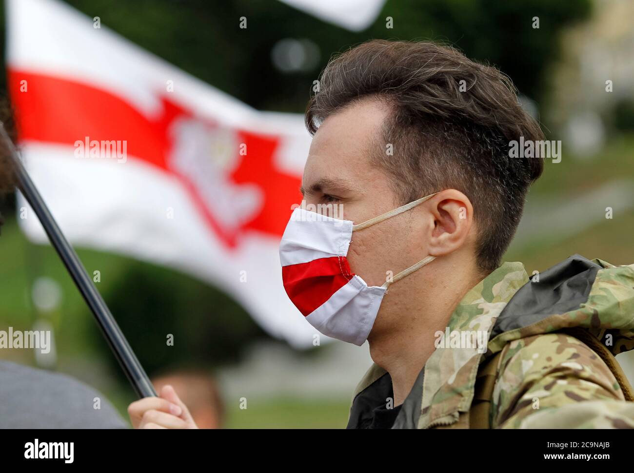 Kiev, Ukraine. 1er août 2020. Un manifestant détient un drapeau biélorusse tout en portant un masque facial pendant la manifestation.plus de 100 jeunes se sont rassemblés sur la place de l'indépendance pour réclamer la libération de prisonniers politiques à Kiev, en Ukraine. Crédit : SOPA Images Limited/Alamy Live News Banque D'Images