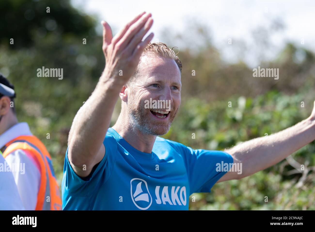 Weymouth, Royaume-Uni. 1er août 2020. Mark Molesley, le Manager de Weymouth, célèbre avec des fans devant le stade Bob Lucas, tandis que Weymouth F.C. remporte la finale contre Dartford, assurant la promotion à la Ligue nationale. Crédit : Liam Asman/Alay Live News Banque D'Images