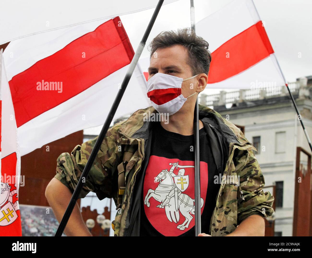 Kiev, Ukraine. 1er août 2020. Un manifestant détient un drapeau biélorusse tout en portant un masque facial pendant la manifestation.plus de 100 jeunes se sont rassemblés sur la place de l'indépendance pour réclamer la libération de prisonniers politiques à Kiev, en Ukraine. Crédit : SOPA Images Limited/Alamy Live News Banque D'Images