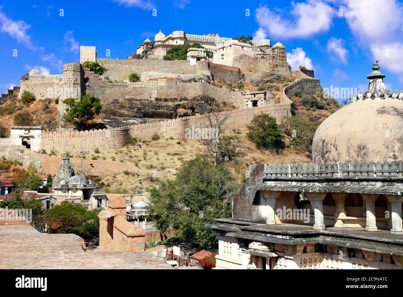 Château et murs fortifiés du fort de Kumbhalgarh dans l'État du Rajasthan. Inde Banque D'Images