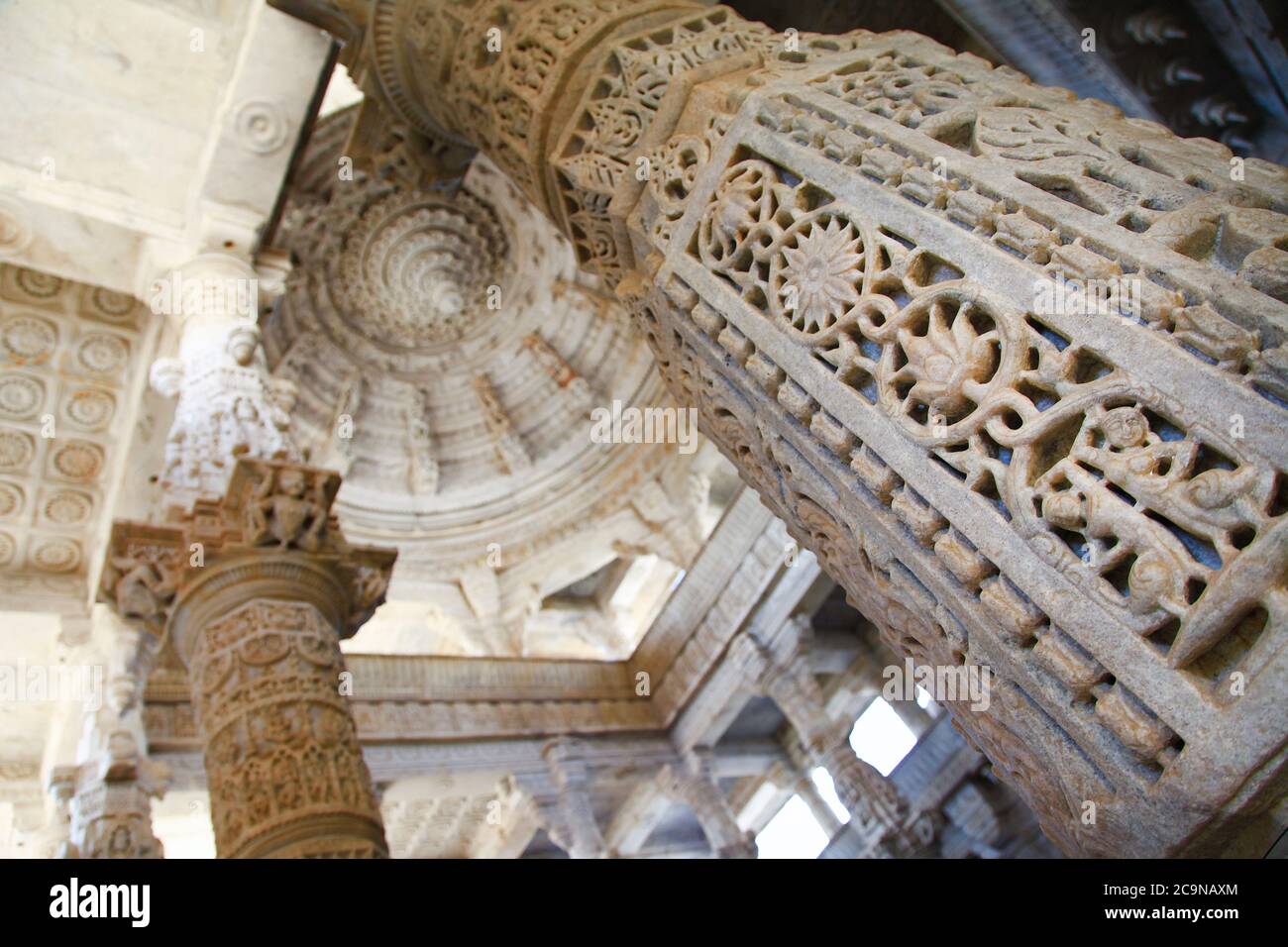 RANAKPUR, INDE . Des sculptures et des colonnes sculptées étonnantes dans le temple d'Adinath jain au Rajasthan Banque D'Images