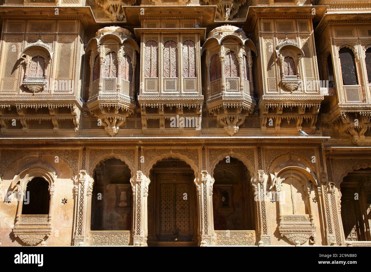 Golden City of India - magnifique Jaisalmer avec des bâtiments traditionnels sculptés dans le style Mughal. Rajastan Banque D'Images