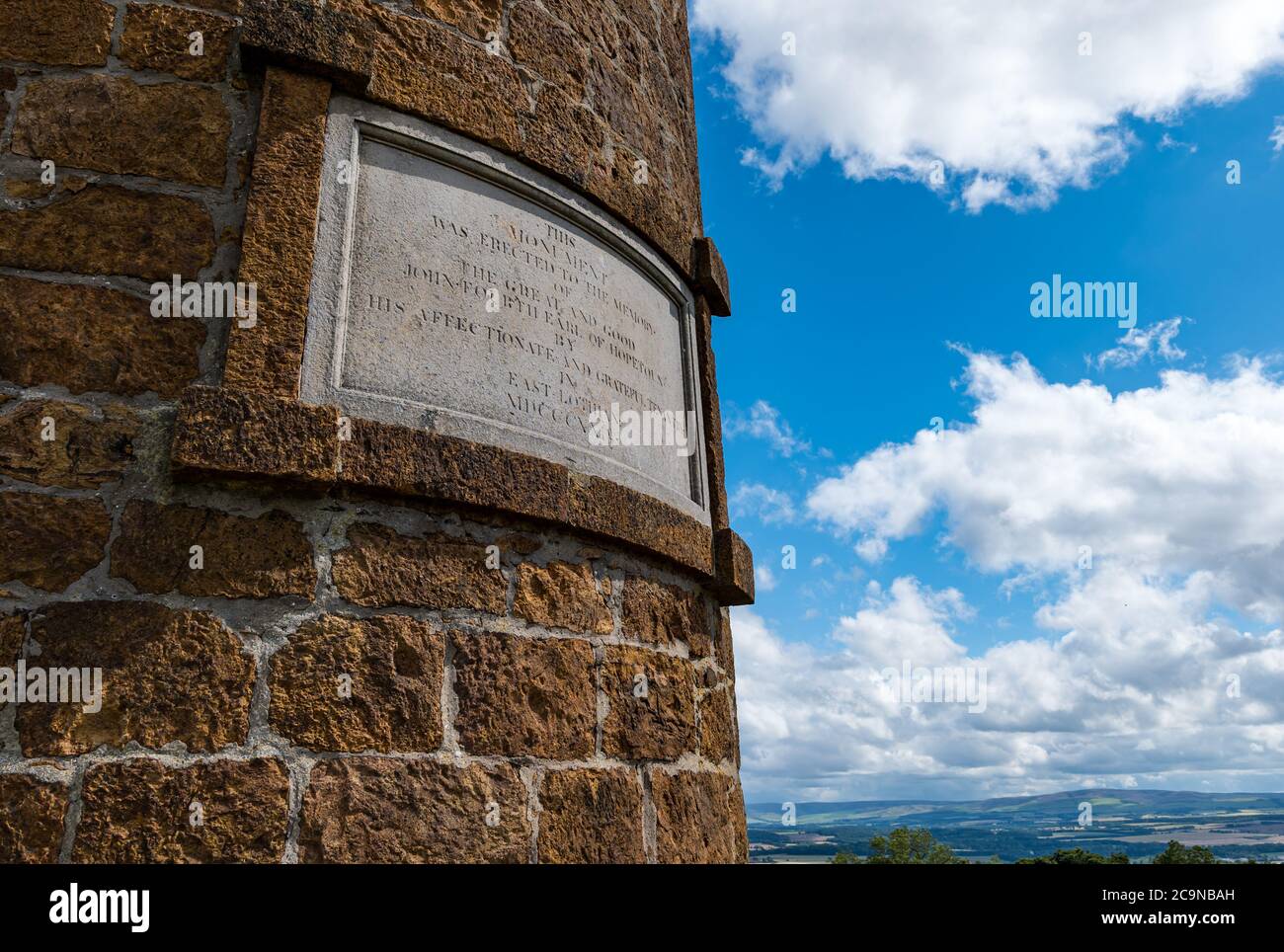 Inscription sur le monument Hopetoun sur la colline de Byres, tour victorienne au sommet d'une colline, surplombant le paysage rural le jour ensoleillé d'été, East Lothian, Écosse, Royaume-Uni Banque D'Images