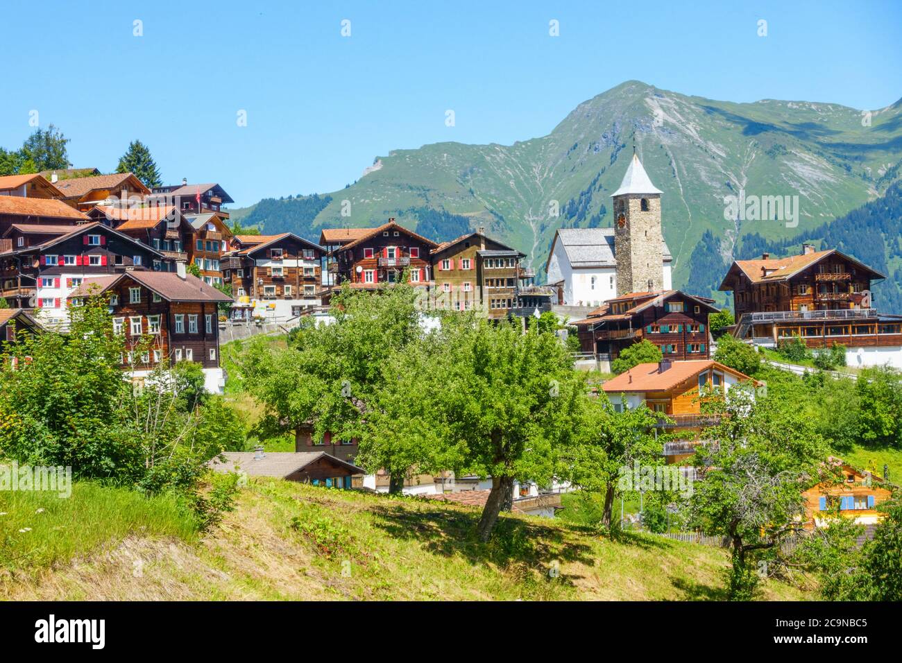 La ville classique de Tschiertschen à Arosa, en Suisse. La scène montre les bâtiments historiques en bois, qui sont typiques pour la Suisse Banque D'Images