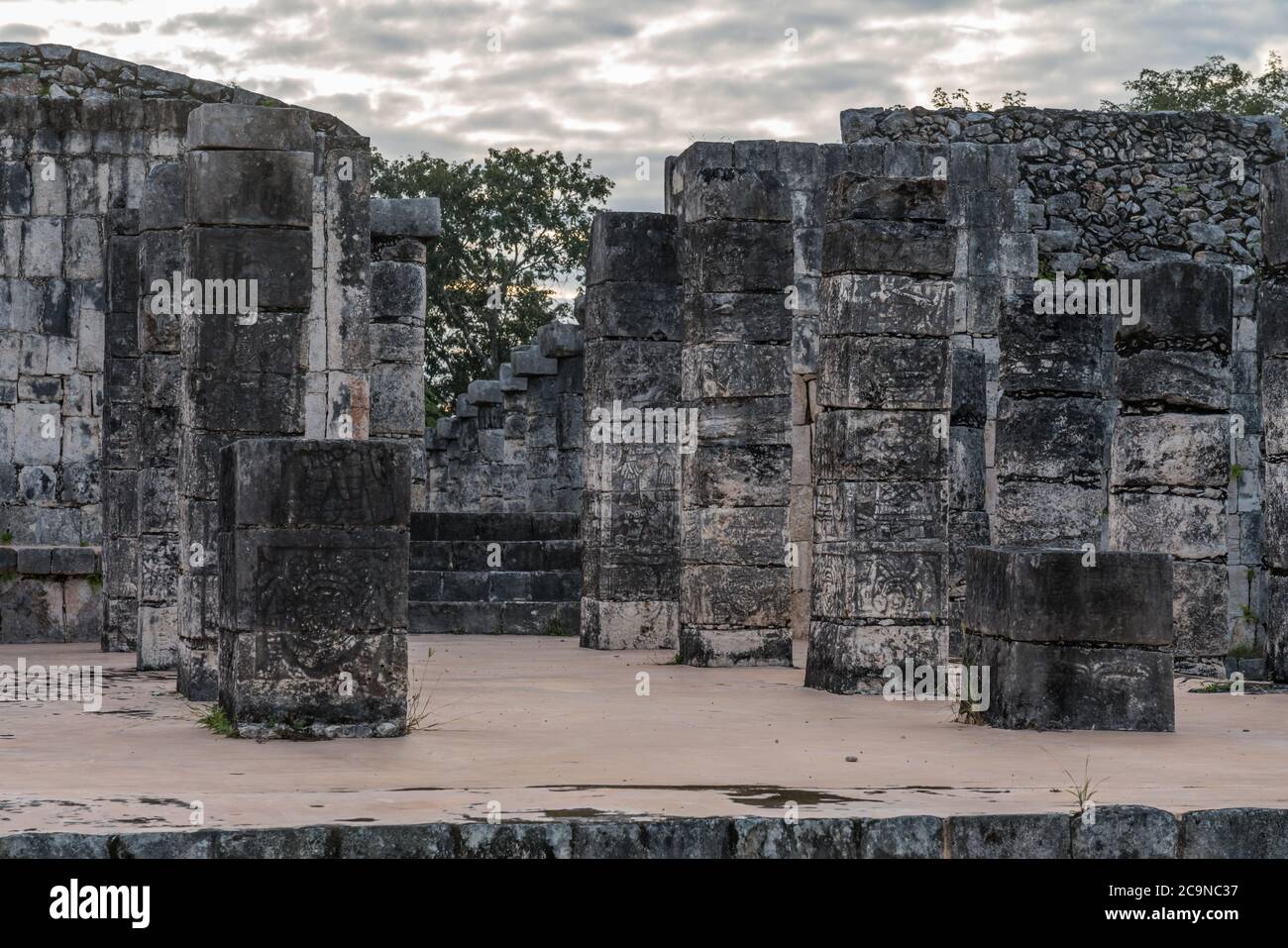 Guerriers sculptés sur des piliers de pierre au Temple des guerriers dans les ruines de la grande ville maya de Chichen Itza, Yucatan, Mexique. Banque D'Images