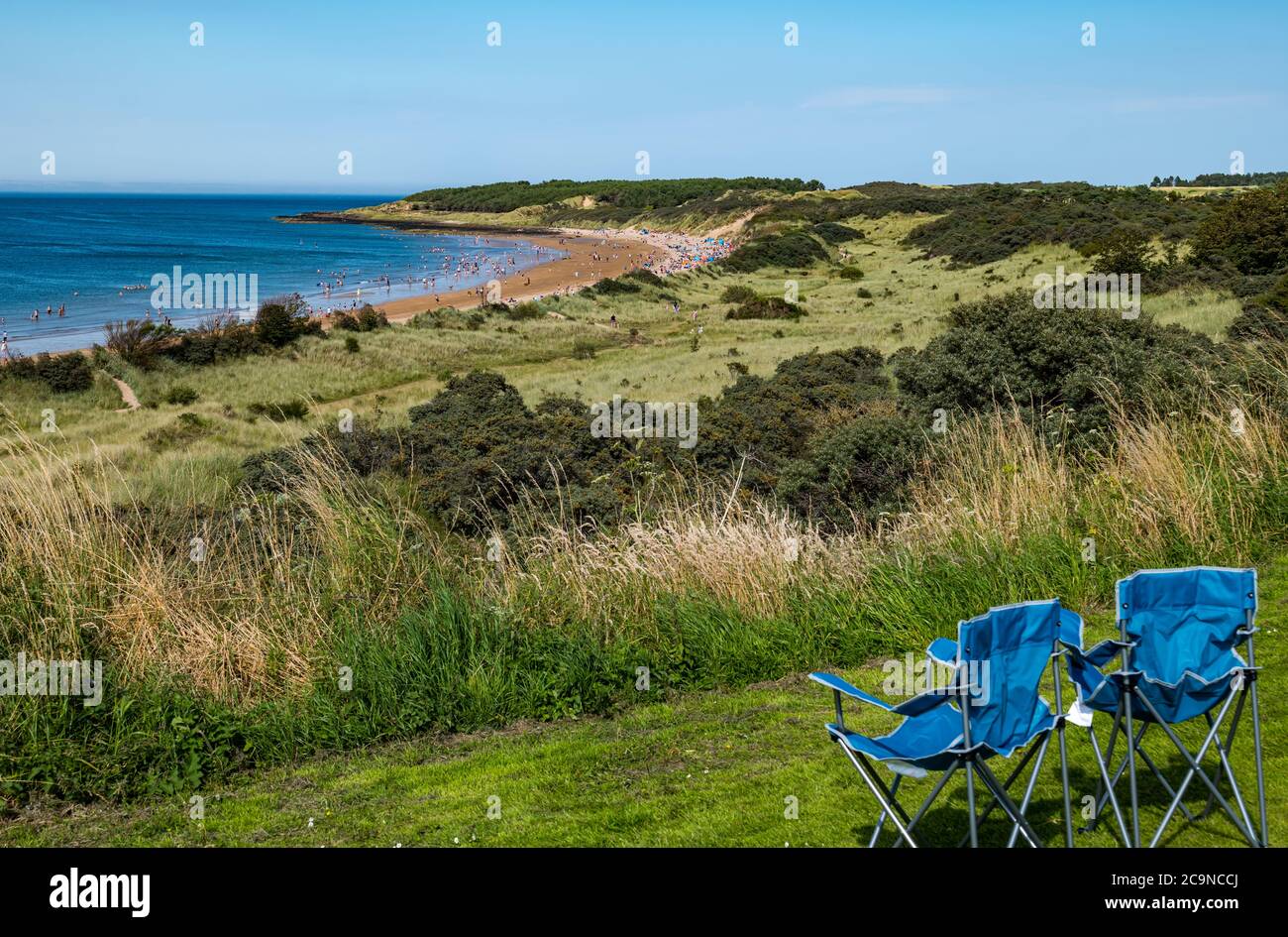 Personnes sur une plage bondée le jour d'été chaud pendant la pandémie Covid-19, Gullane, East Lothian, Écosse, Royaume-Uni Banque D'Images