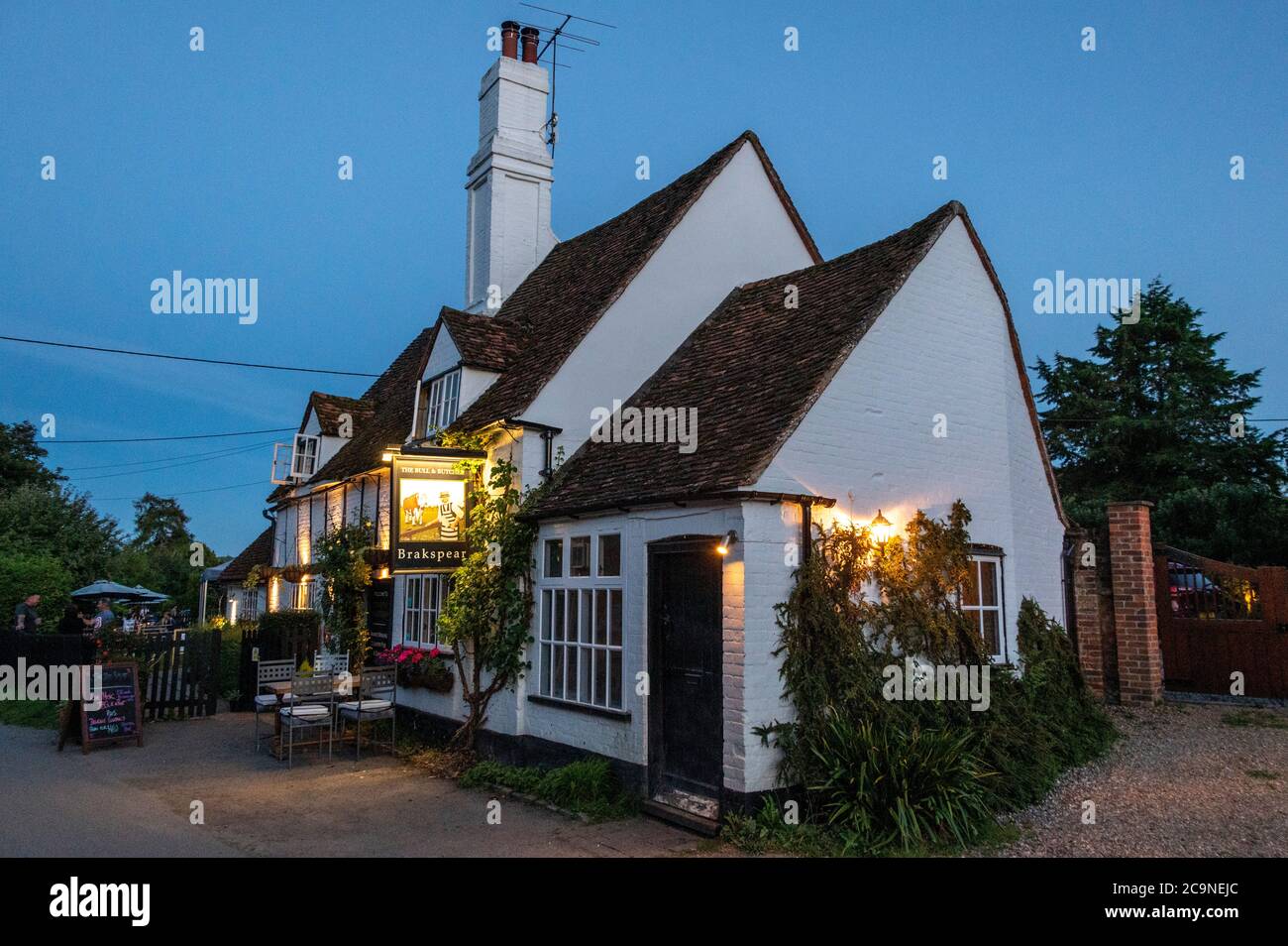 Les soirées d'été de la fin de la lumière du jour se ferment à la maison publique de Bull et Butcher dans le village de Turville, dans les collines Chiltern, dans le sud de la BU Banque D'Images