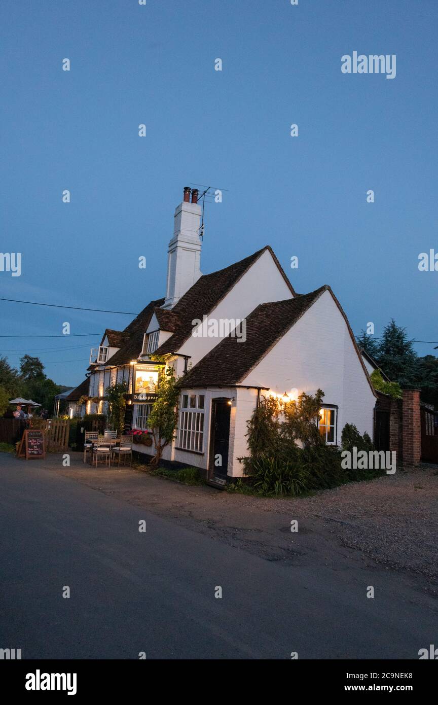 Les soirées d'été de la fin de la lumière du jour se ferment à la maison publique de Bull et Butcher dans le village de Turville, dans les collines Chiltern, dans le sud de la BU Banque D'Images
