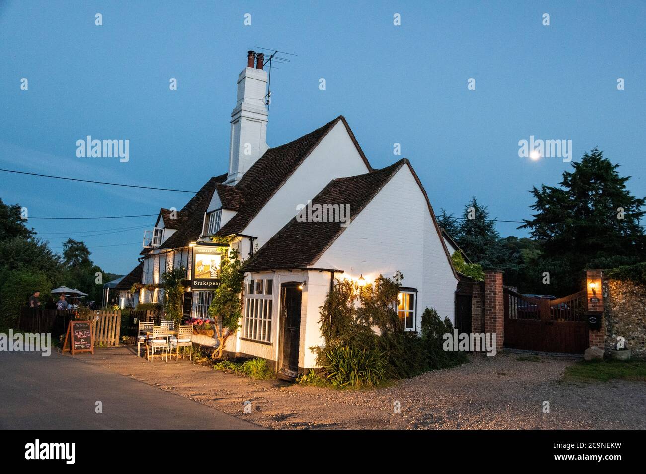 Les soirées d'été de la fin de la lumière du jour se ferment à la maison publique de Bull et Butcher dans le village de Turville, dans les collines Chiltern, dans le sud de la BU Banque D'Images
