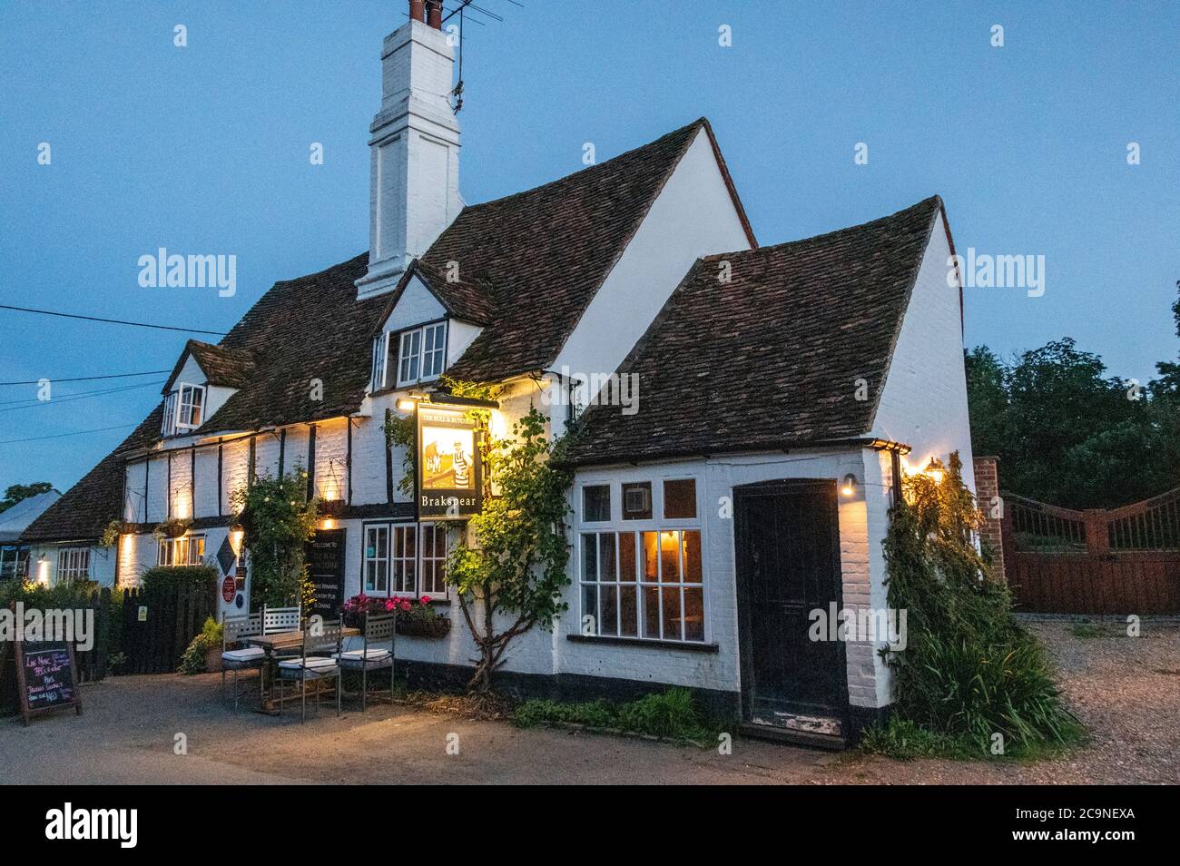 Les soirées d'été de la fin de la lumière du jour se ferment à la maison publique de Bull et Butcher dans le village de Turville, dans les collines Chiltern, dans le sud de la BU Banque D'Images