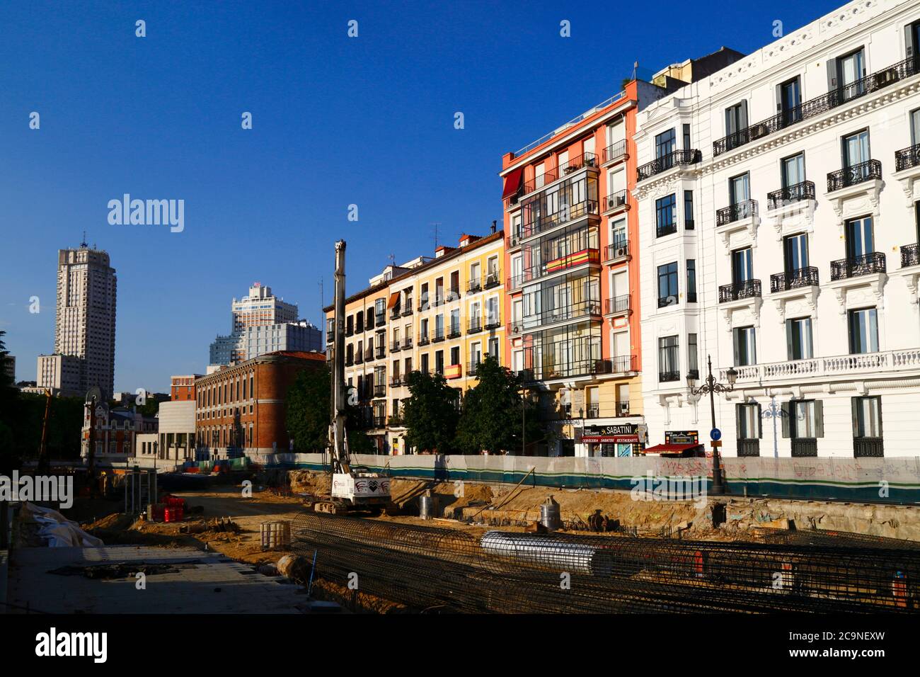Vue des travaux de construction dans la Calle Bailen, partie du projet de réaménagement de la Plaza de España, gratte-ciel Torre de Madrid à distance, Madrid, Espagne Banque D'Images