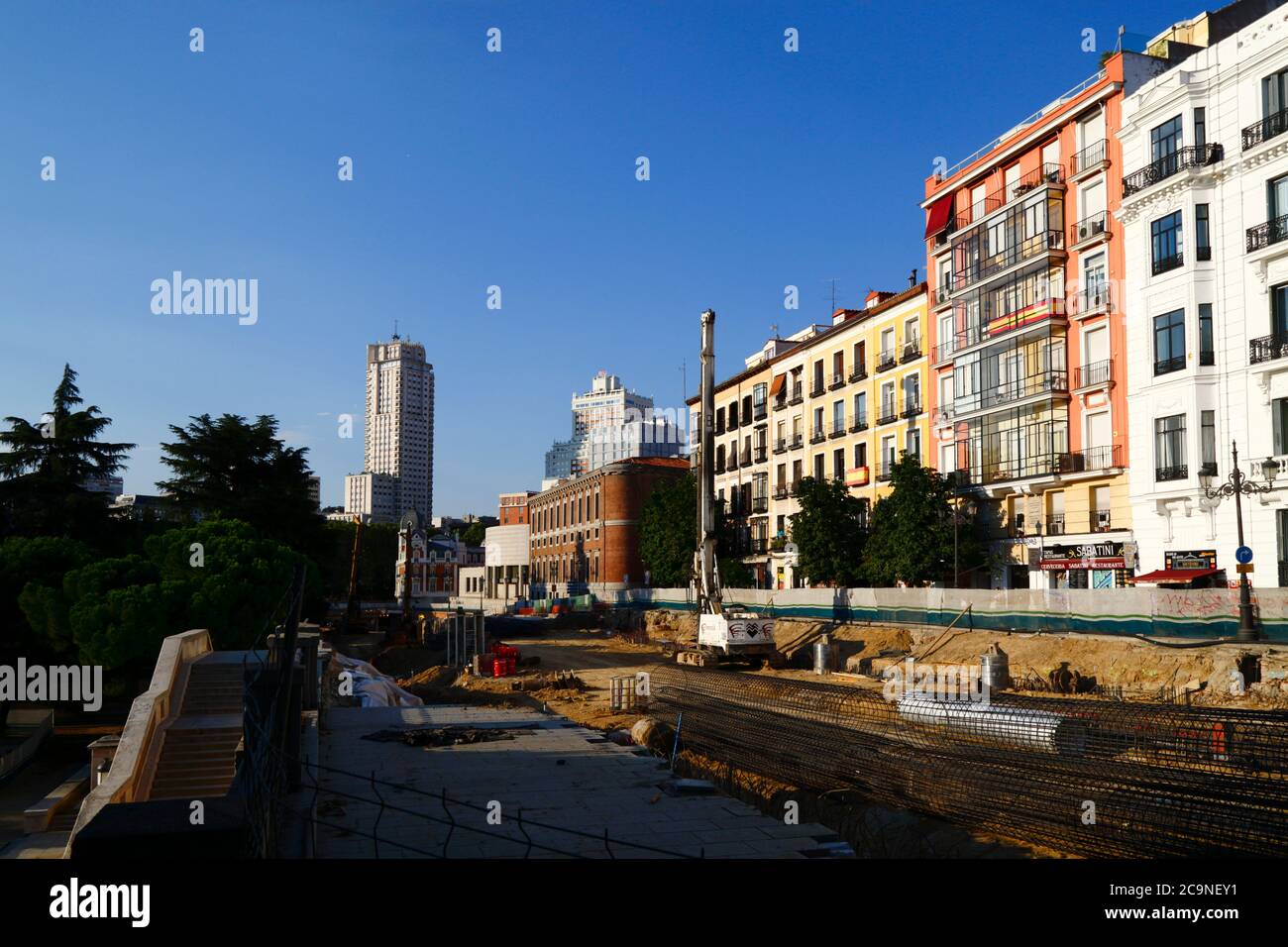 Vue des travaux de construction dans la Calle Bailen, partie du projet de réaménagement de la Plaza de España, gratte-ciel Torre de Madrid à distance, Madrid, Espagne Banque D'Images