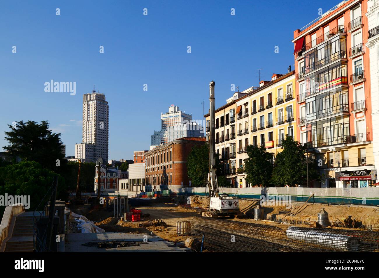 Vue des travaux de construction dans la Calle Bailen, partie du projet de réaménagement de la Plaza de España, gratte-ciel Torre de Madrid à distance, Madrid, Espagne Banque D'Images