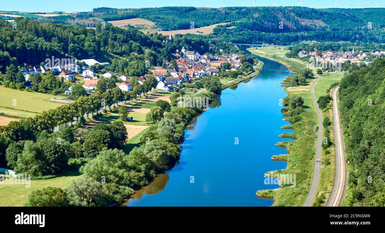 Vue aérienne du Weser près de Beverungen, Allemagne, avec champs et prairies en premier plan Banque D'Images