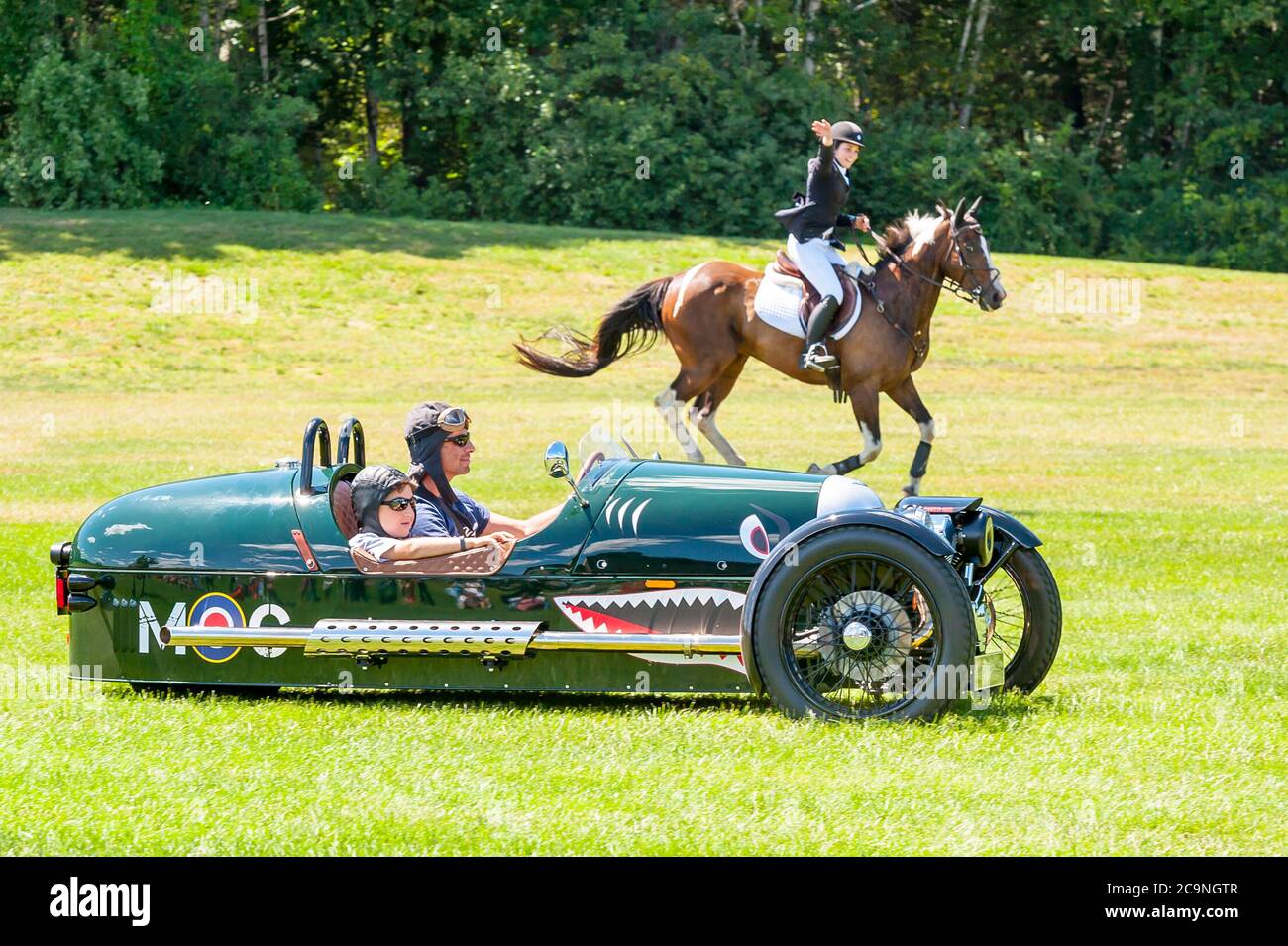 Morgan 3-Wheeler qui fait la course d'un cheval à l'événement Race of the Century de la Fondation Collings. Banque D'Images