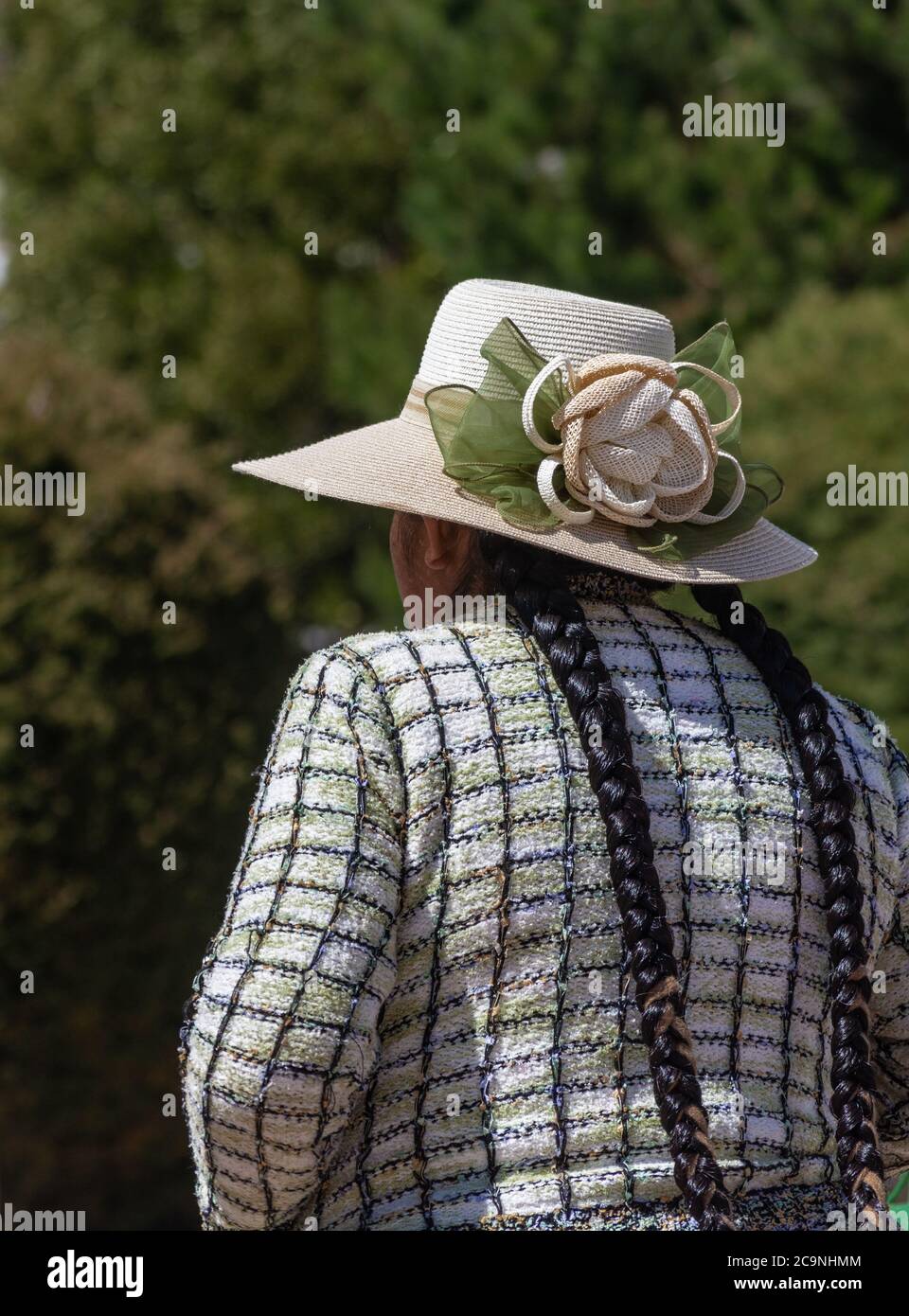 COPACABANA, BOLIVIE - 24 JUILLET 2016 : Portrait d'une femme bolivienne élégante avec deux tresses portant un chapeau de fleur fantaisie et un marécageux tissé avec un pat carré Banque D'Images