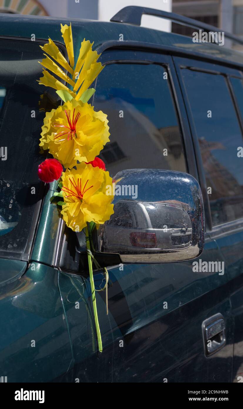 COPACABANA, BOLIVIE - 24 JUILLET 2016 : détail d'une voiture décorée avec un bouquet coloré pour la tradition religieuse des voitures de bénédiction à Copacabana, Bolivie Banque D'Images