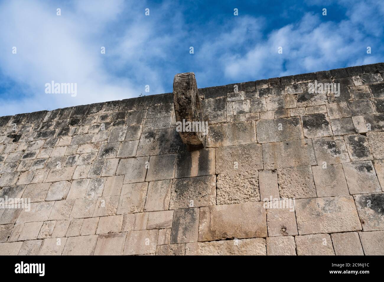 L'anneau de pierre sculpté est installé haut dans le mur du Grand terrain de bal dans les ruines de la grande ville maya de Chichen Itza, Yucatan, Mexique. Banque D'Images