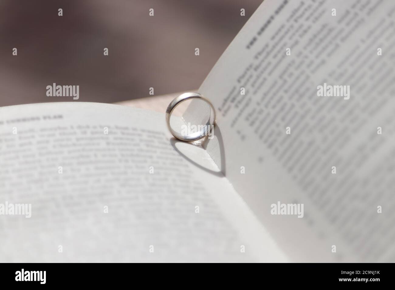 Roman romantique ouvert avec anneau donnant l'ombre du coeur Banque D'Images