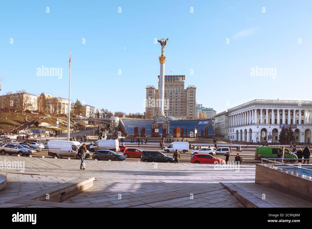 Kiev, Ukraine - 03 janvier 2020: Marcher dans le centre de Kiev. Vue sur la place de l'indépendance et la rue Khreshchatyk. Dans le centre - l'indépendance Mo Banque D'Images