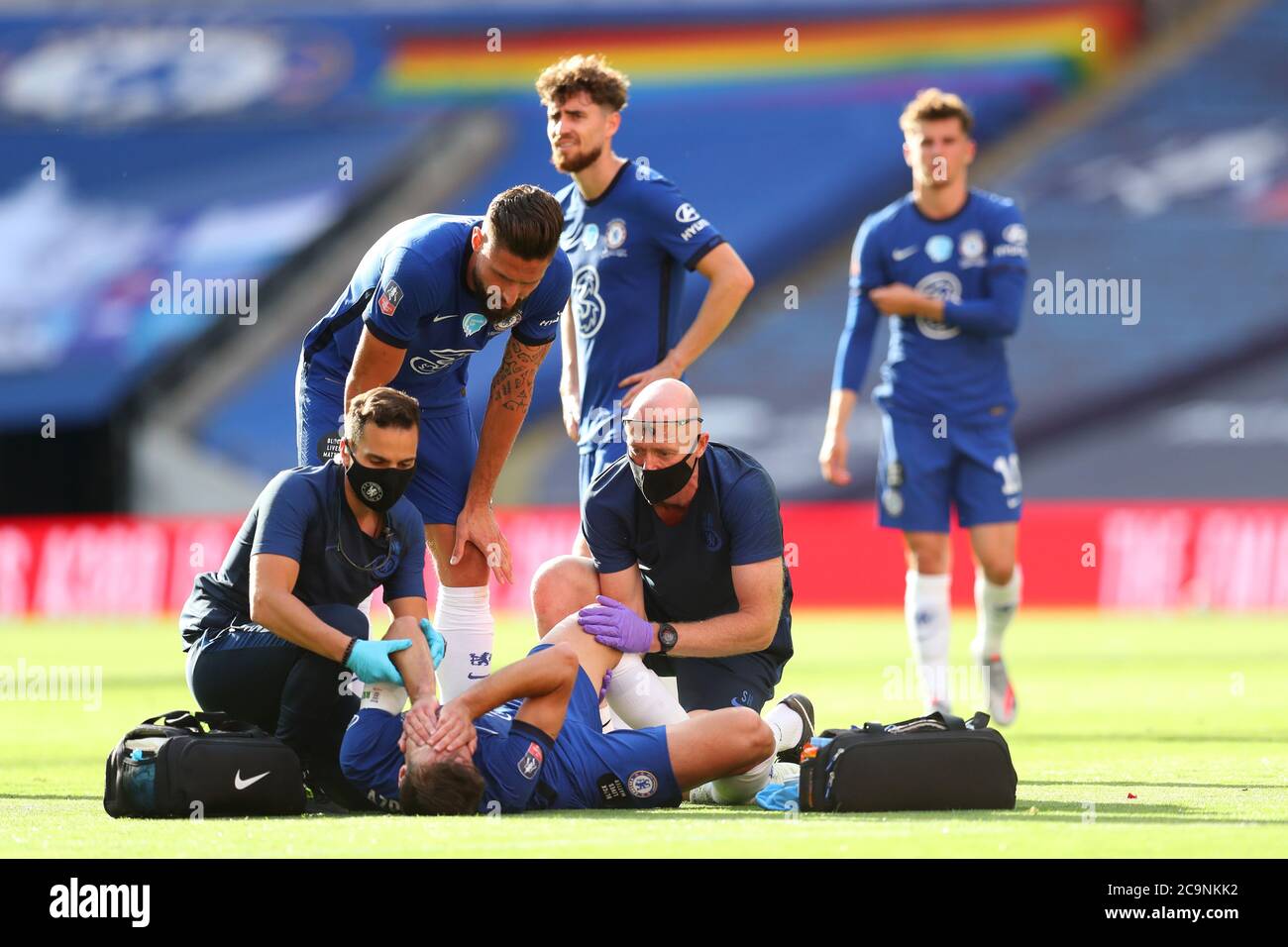Cesar Azpilicueta de Chelsea est blessé sur le terrain alors qu'il reçoit des  soins médicaux lors du match final de la coupe de football Heads Up FA au  stade Wembley, à Londres
