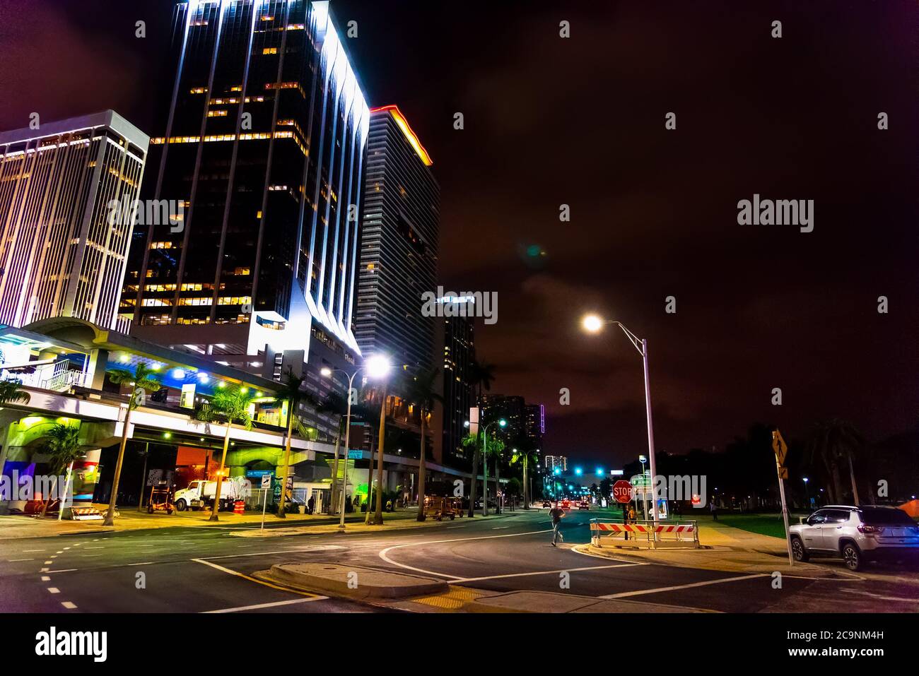 Gratte-ciels dans le parc en bord de baie du centre-ville de Miami la nuit. Sud de la Floride, États-Unis Banque D'Images