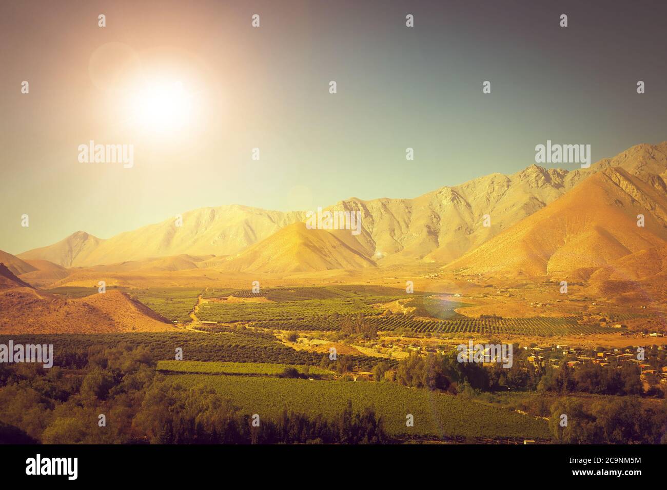 Paysage chilien avec des montagnes et des champs près de Vicuña au coucher du soleil Banque D'Images