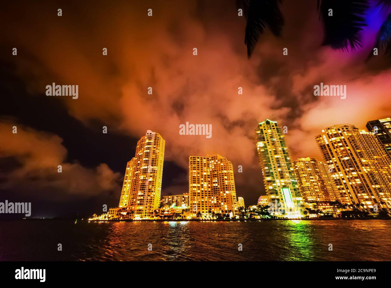 Gratte-ciels vus de la promenade de Miami la nuit. Floride, États-Unis Banque D'Images