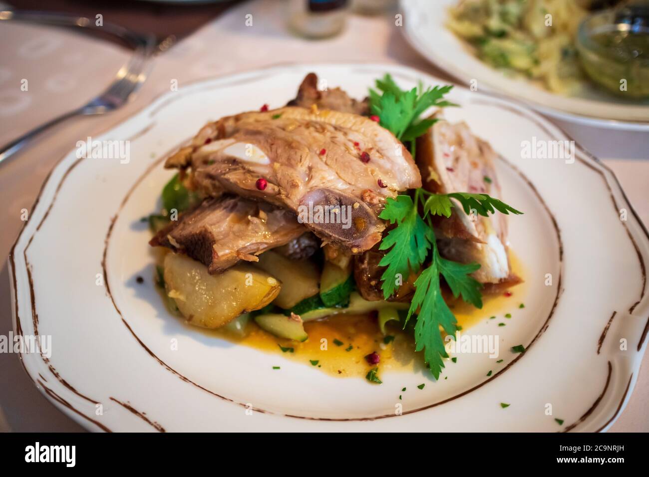 Tranches de porc sur une assiette de légumes Banque D'Images