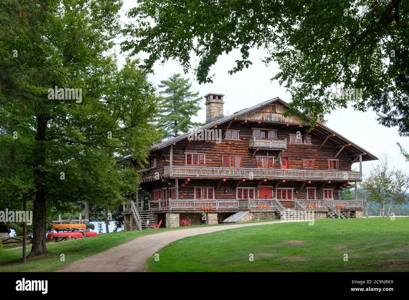 Main Lodge vers 1897, Great Camp Sagamore - ancienne maison Vanderbilt, montagnes Adirondack, lac Raquette, New York, États-Unis Banque D'Images