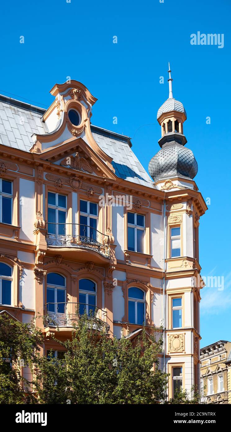 Gros plan d'une ancienne maison de résidence sur la place Grunwaldzki à Szczecin, en Pologne. Banque D'Images
