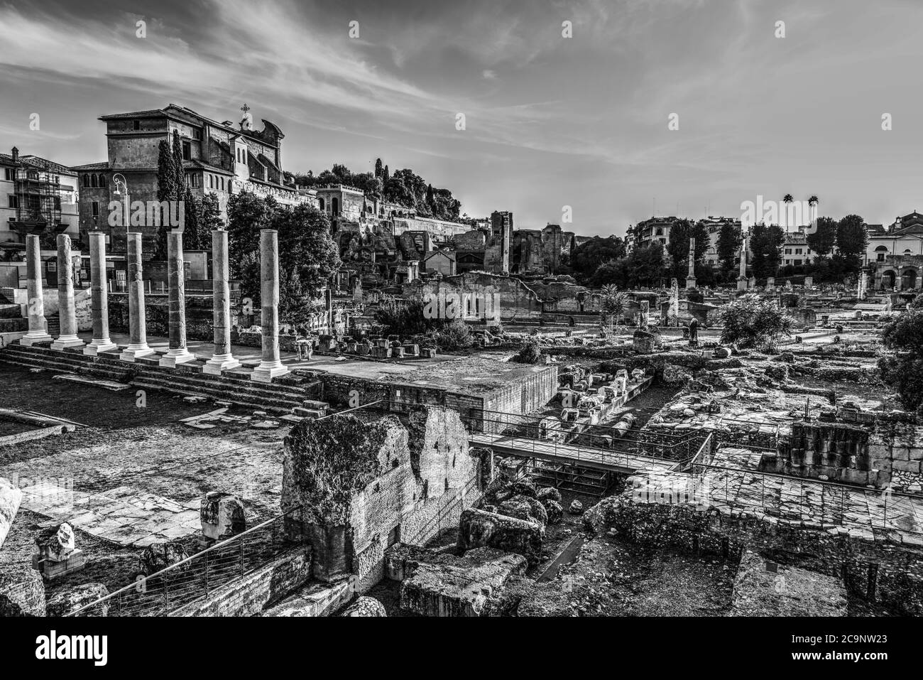 Forums impériaux de renommée mondiale à Rome au coucher du soleil, en Italie. Effet noir et blanc Banque D'Images