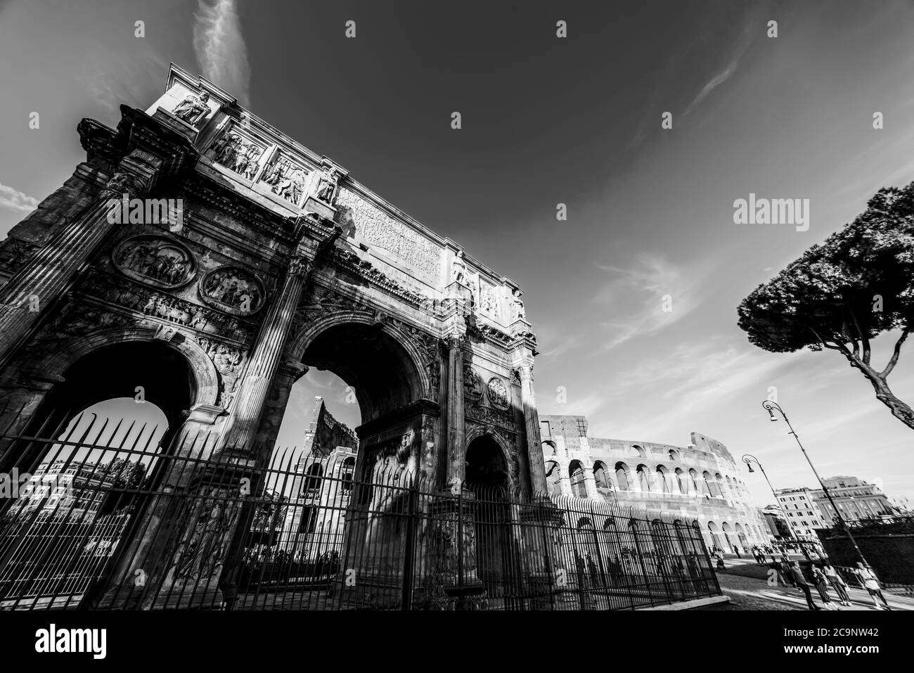 Arc de Constantine avec Colisée sur le fond. Rome, Italie. Effet noir et blanc Banque D'Images