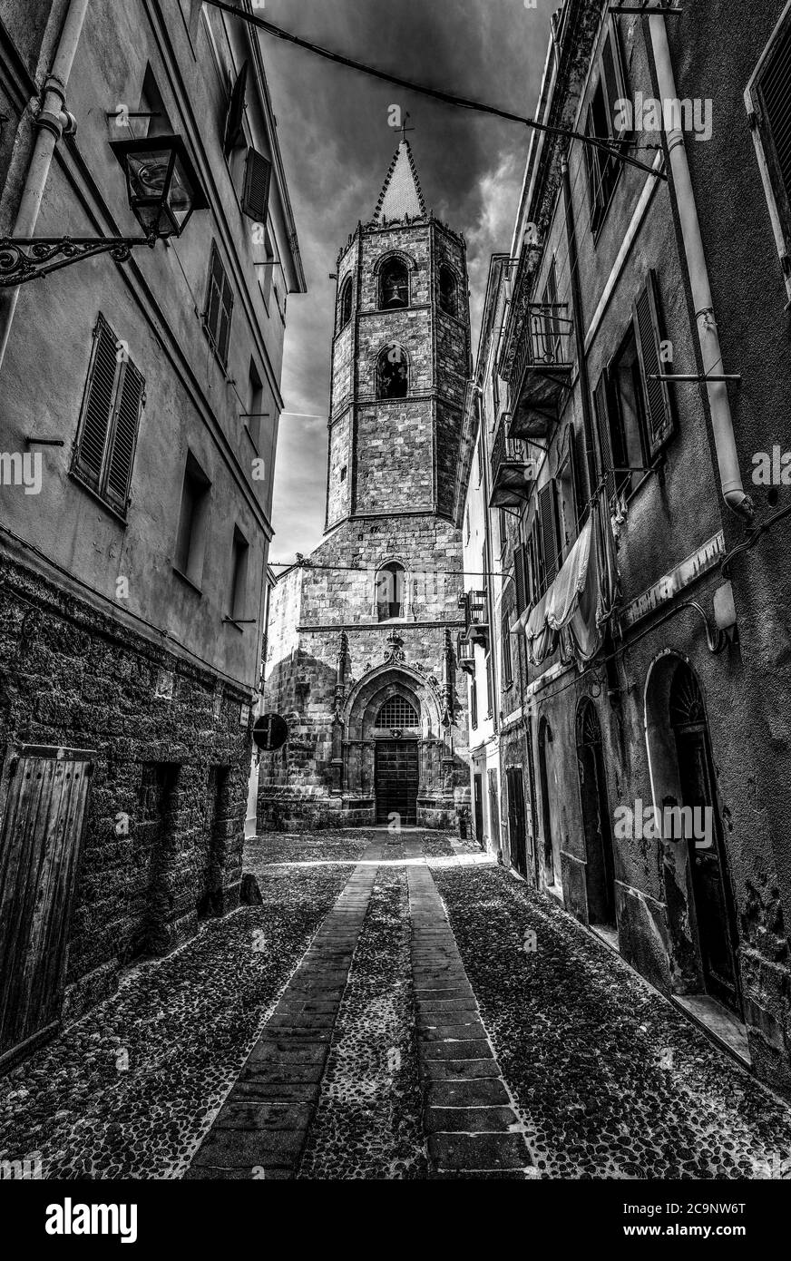 Cathédrale d'Alghero au bout d'une ruelle étroite dans la vieille ville d'Alghero. Sardaigne, Italie Banque D'Images
