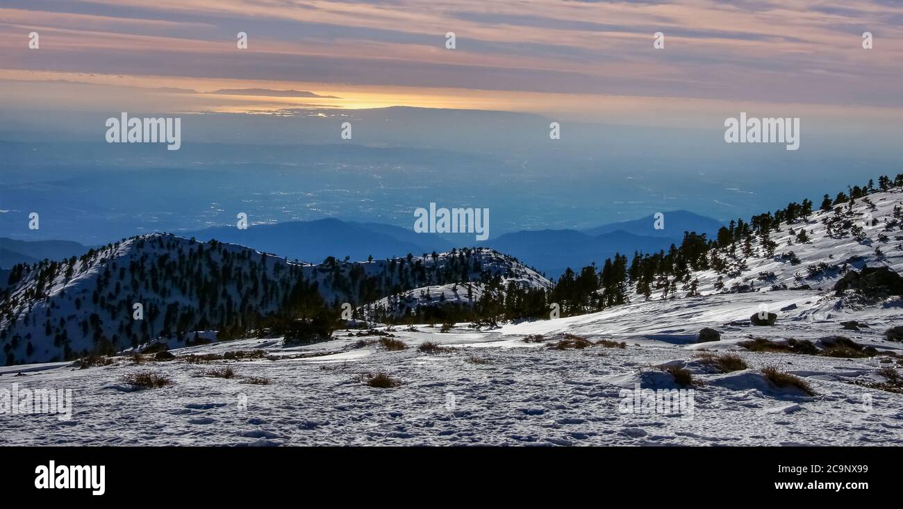 Vue sur la forêt nationale d'Angeles au coucher du soleil depuis le sommet du mont Baldy Banque D'Images