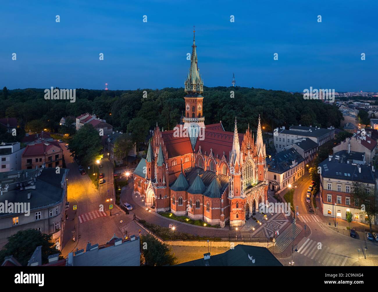 Vue aérienne de l'église gothique Saint-Joseph au crépuscule à Cracovie, en Pologne Banque D'Images Vue aérienne de l'église gothique Saint-Joseph au crépuscule à Cracovie, en Pologne Banque D'Images