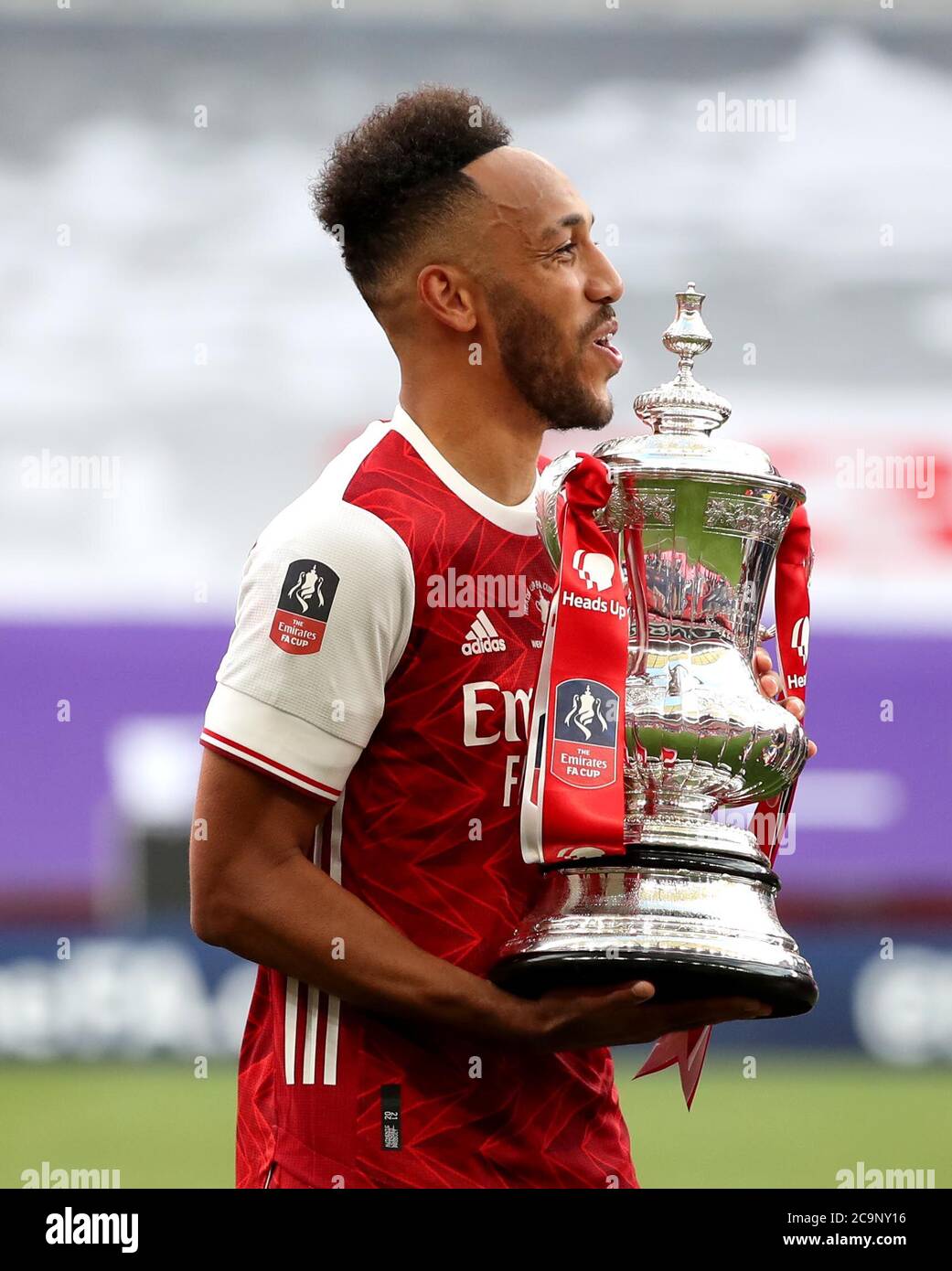 Pierre-Emerick Aubameyang d'Arsenal avec le trophée après avoir remporté le match final de la coupe de la FA Heads Up au stade Wembley, Londres. Banque D'Images