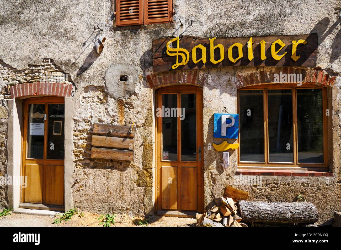 Atelier de fabrication de sabots, Saint-Père, Yonne,  Bourgogne-Franche-Comté, France Photo Stock - Alamy