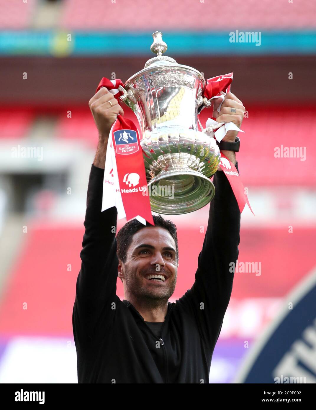 Mikel Arteta, le Manager d'Arsenal, célèbre avec le trophée après avoir remporté le match final de la coupe FA Heads Up au stade Wembley, à Londres. Banque D'Images
