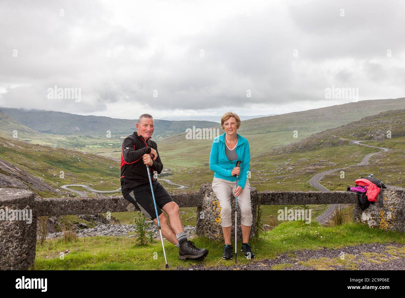 Healy Pass, Cork, Irlande. 1er août 2020. Pat et Ann Tangney de Killarney en faisant une pause de leur promenade sur la colline au sommet du col Healy avant qu'ils continuent leur randonnée à glengarriff, Co. Cork, Irlande, - Credit; David Creedon / Alay Live News Banque D'Images