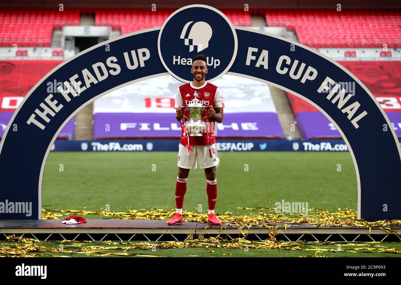 Pierre-Emerick Aubameyang d'Arsenal célèbre avec le trophée après avoir remporté le match final de la coupe de la FA Heads Up au stade Wembley, Londres. Banque D'Images
