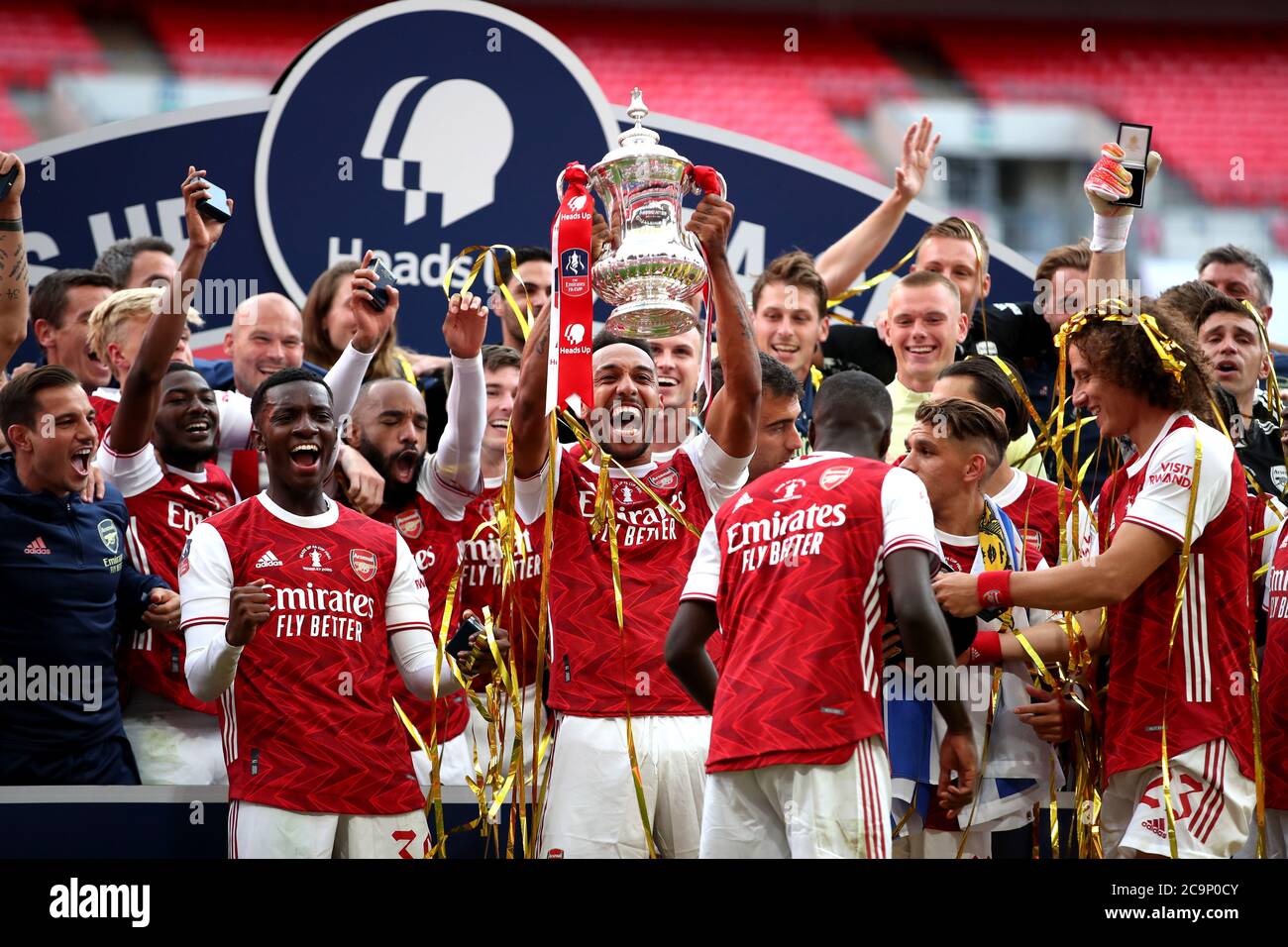 Pierre-Emerick Aubameyang (au centre) et ses coéquipiers célèbrent le trophée après avoir remporté le match final de la coupe de la FA Heads Up au stade Wembley, à Londres. Banque D'Images