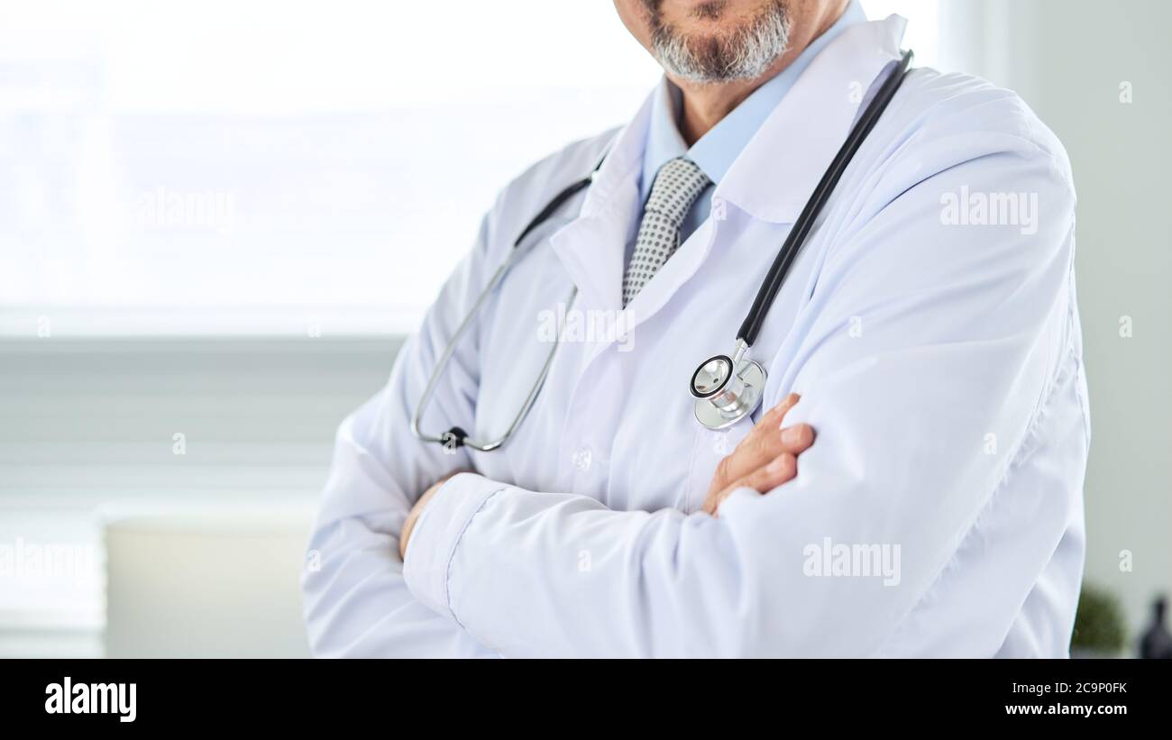 Médecin ou médecin en robe blanche uniforme avec stéthoscope à l'hôpital ou la clinique Banque D'Images