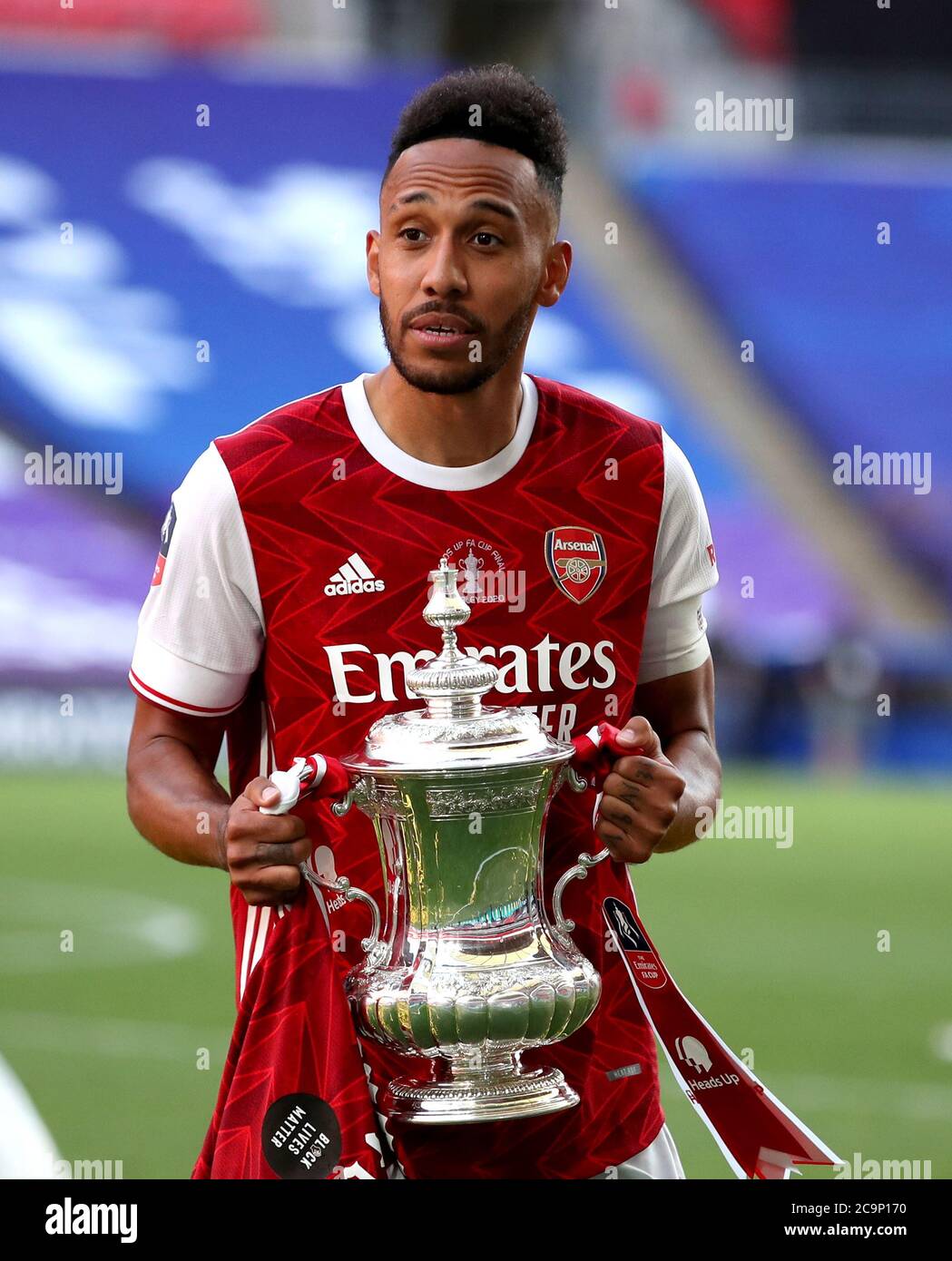 Pierre-Emerick Aubameyang d'Arsenal célèbre avec le trophée après avoir remporté le match final de la coupe de la FA Heads Up au stade Wembley, Londres. Banque D'Images
